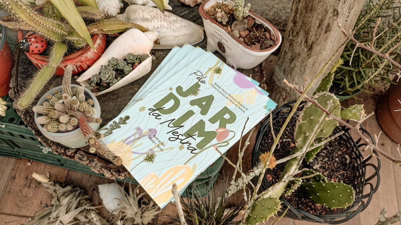 Livro ‘Pelo Jardim da Mestra’ reverencia tradição de utilizar PANCs para chás