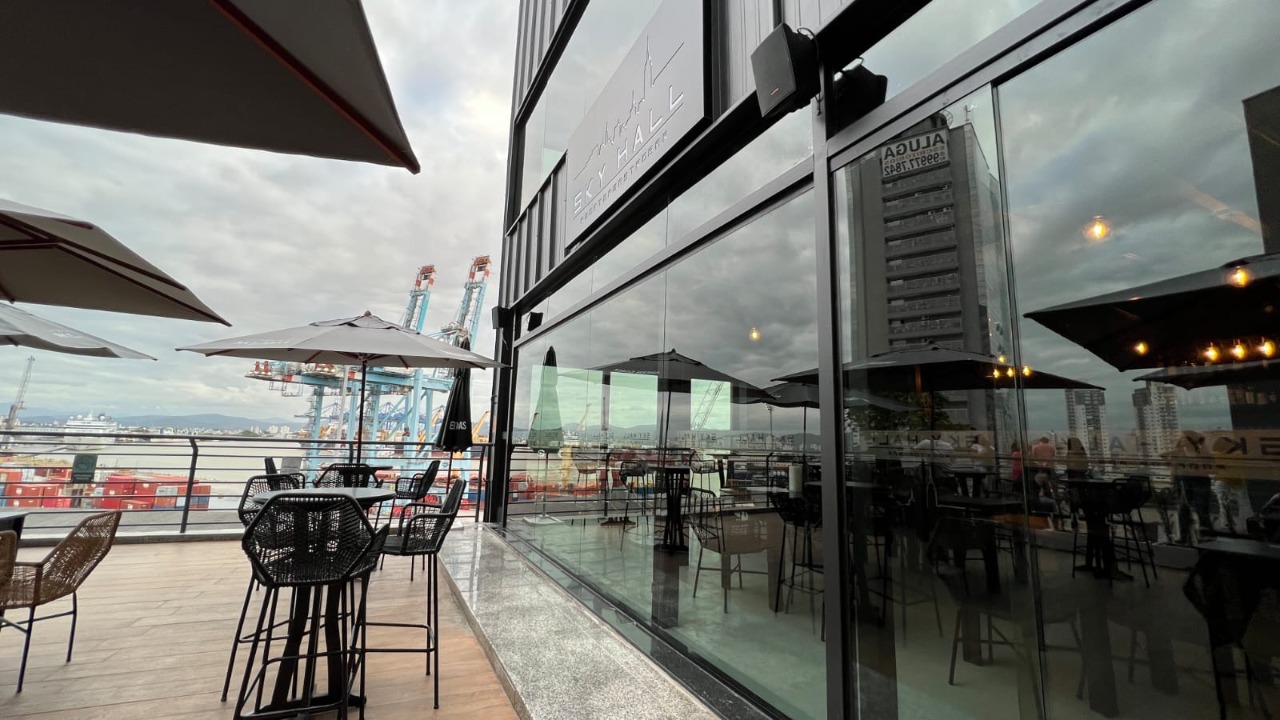 Sky Hall Rooftop Bar chega a Itajaí com cardápio que mescla clássicos e a culinária regional