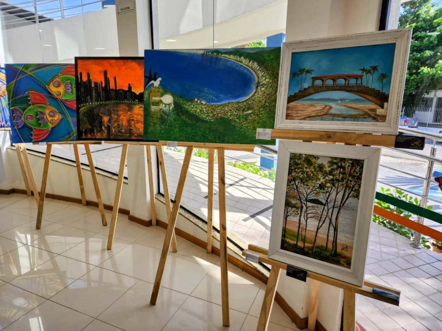 Câmara de Itapema sedia exposição “Sol, verde e mar”