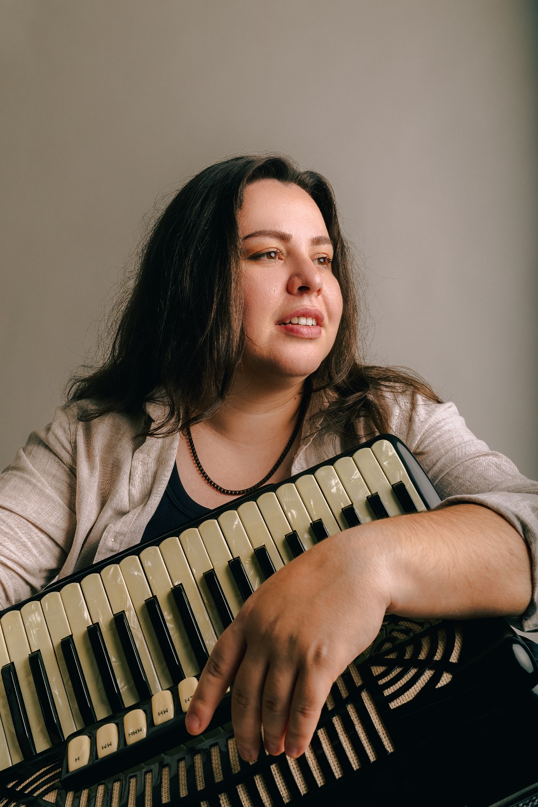 Conheça Keli Bertan, cantora que leva o sertanejo para eventos de Balneário Camboriú e região