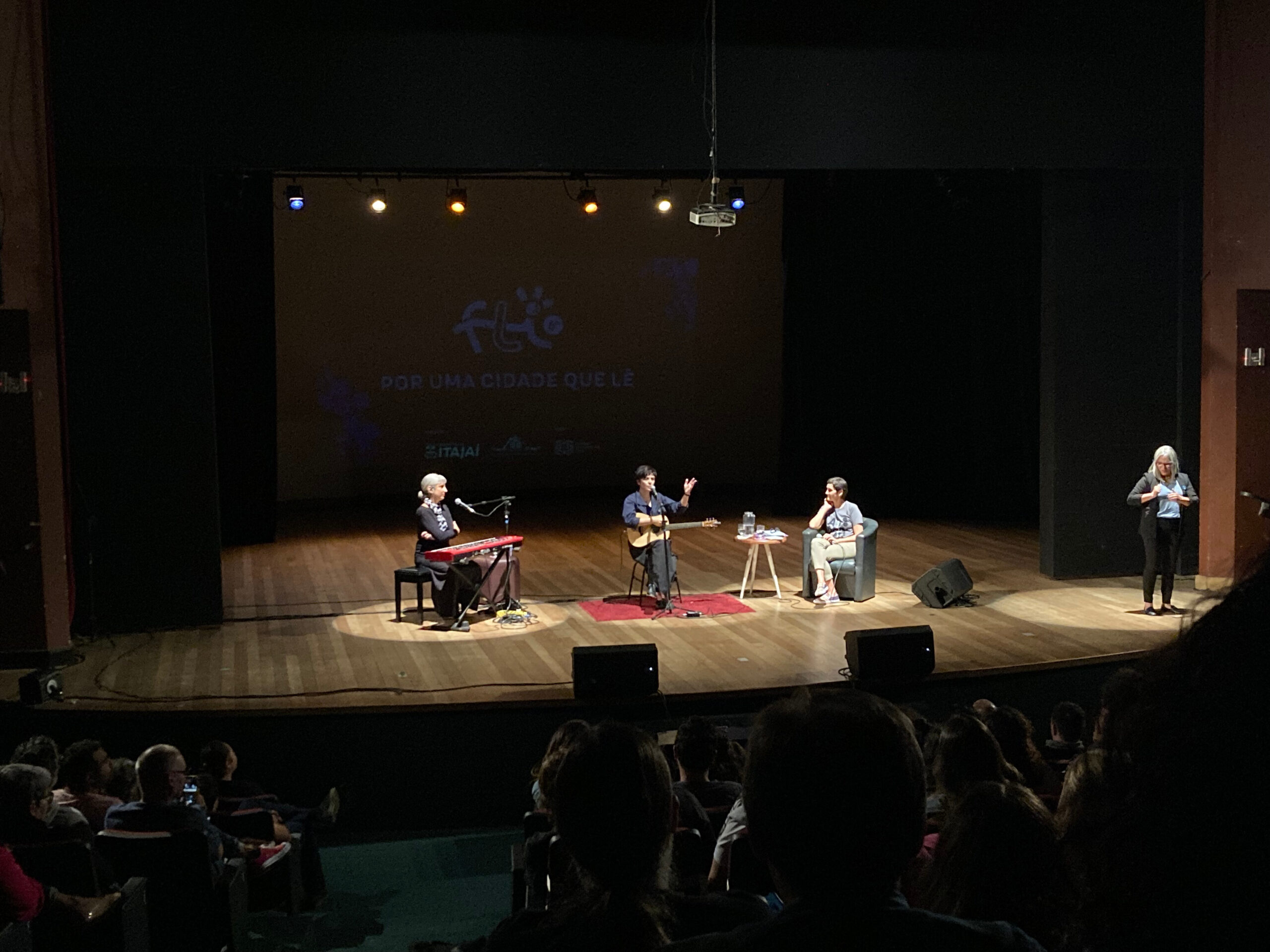 Fernanda Takai abre 6º Festival Literário de Itajaí, que terá ações até sábado (13)