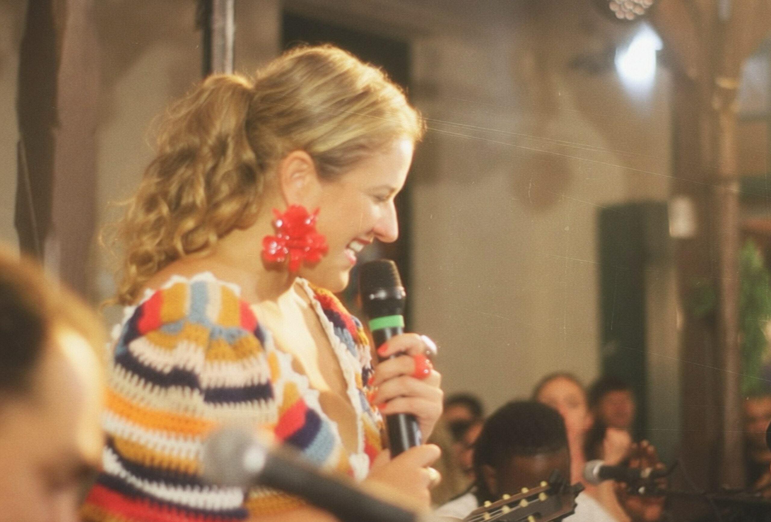 Projeto Terças Sonoras recebe Bárbara Damásio com releitura do álbum “Áudio Retrato”