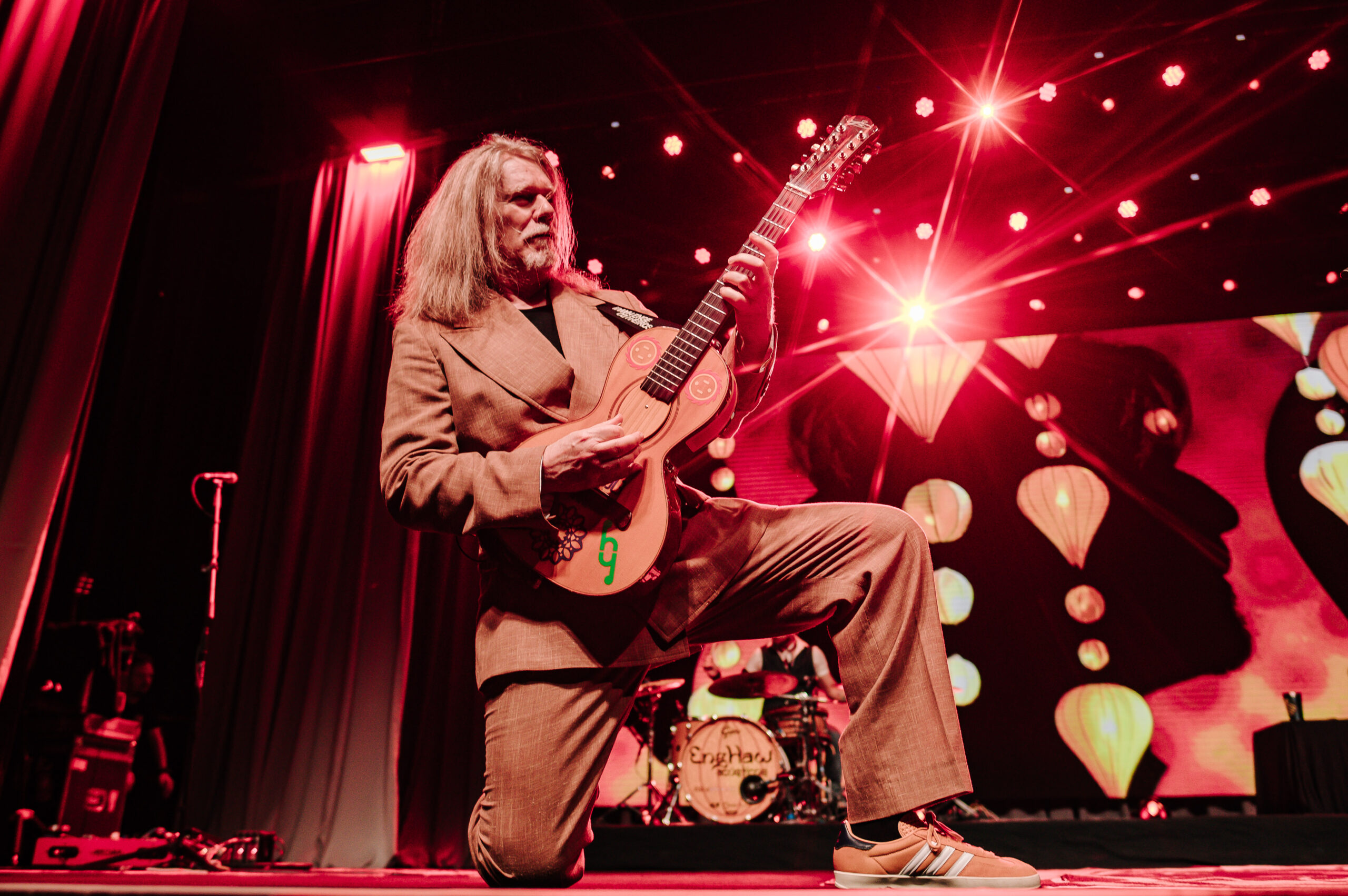 Humberto Gessinger toca Engenheiros do Hawaii acústico em Curitiba