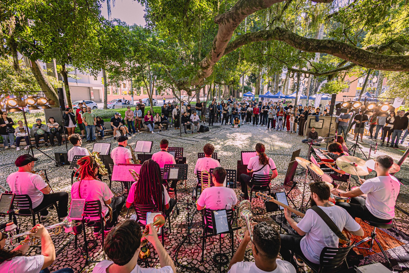 Banda formada por jovens músicos leva repertório de jazz brasileiro a shows em Blumenau e Itajaí