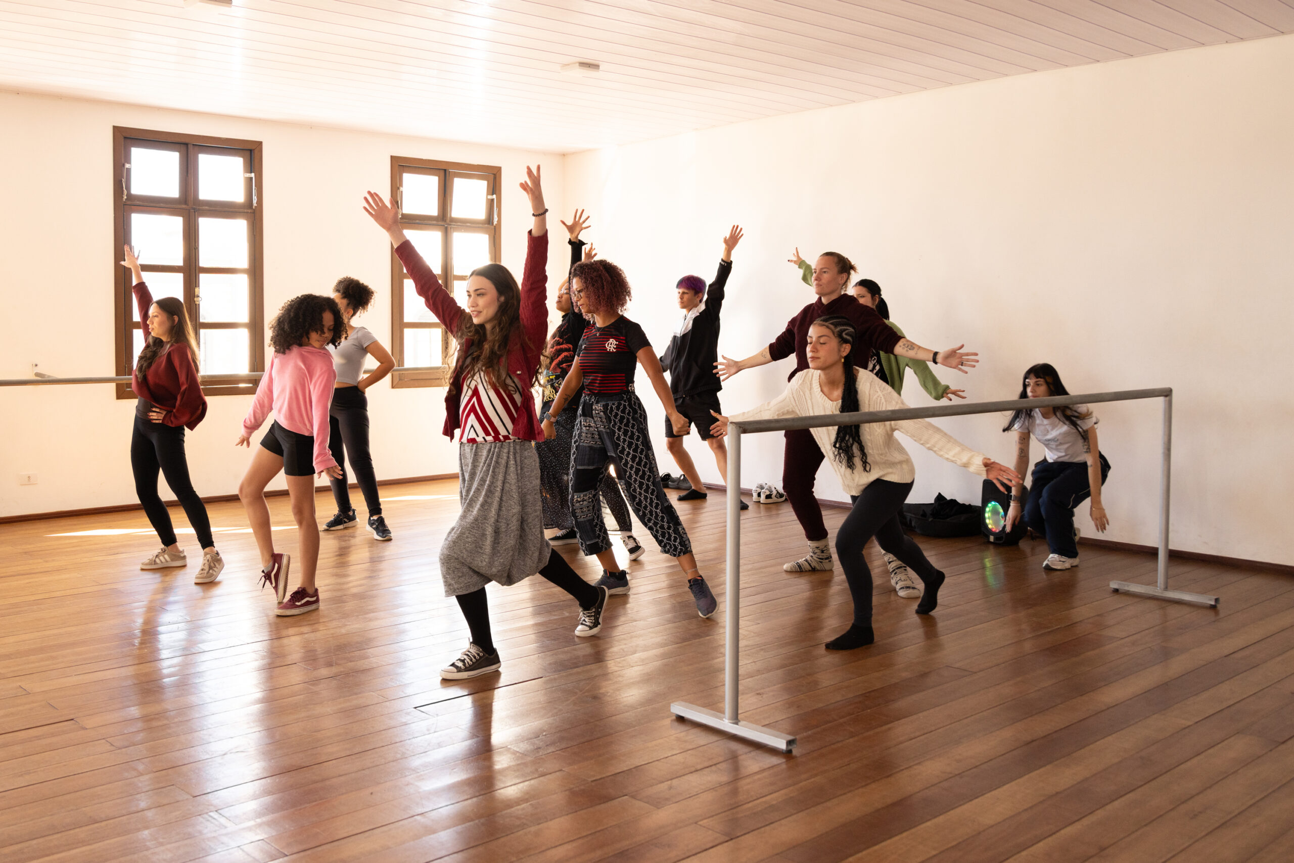 Novo curso de teatro musical forma primeira turma e estreia espetáculo inspirado em The Greatest Showman em Itajaí
