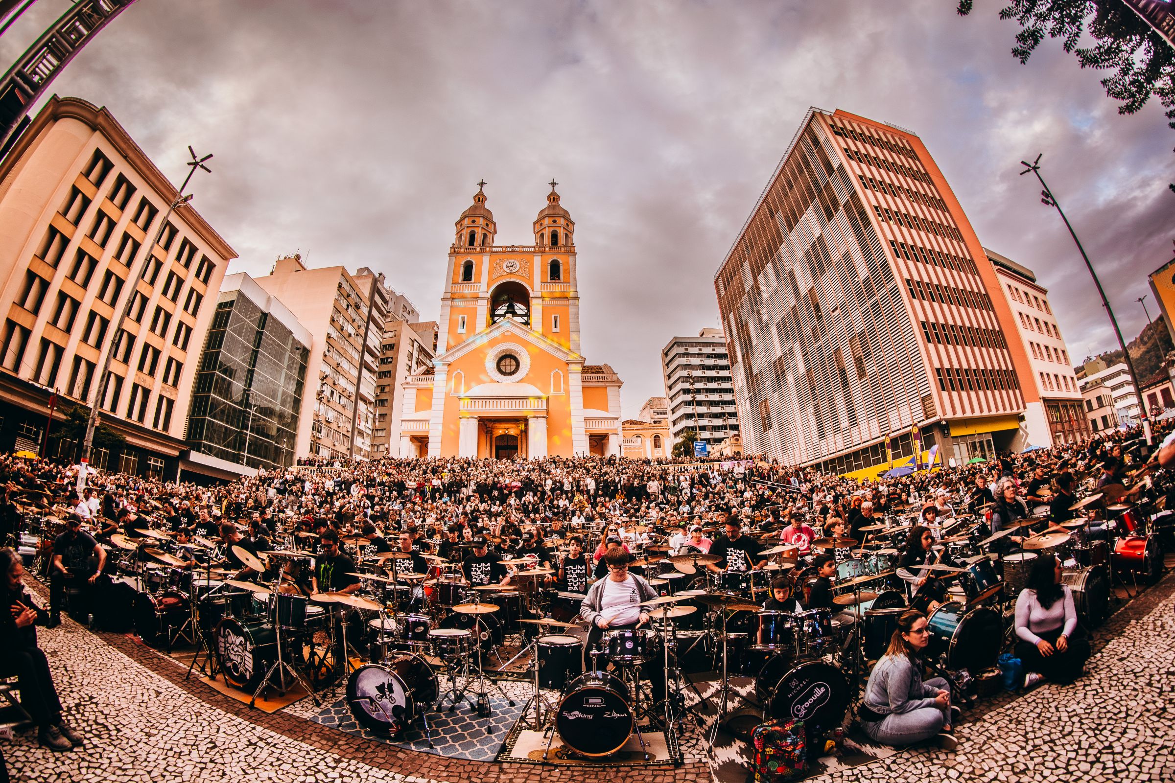 Com 400 bateristas, Orquestra de Baterias de Florianópolis celebra 13 anos com show gratuito na capital