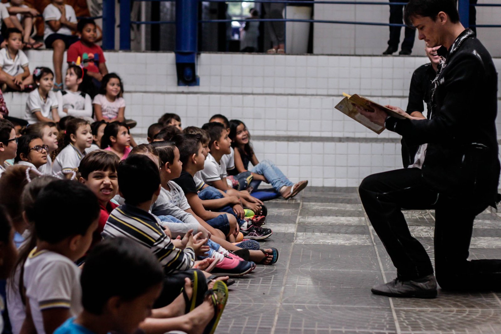 Grupo Risco de Teatro leva espetáculo infantil e oficinas gratuitas a escolas públicas de bairros de Itajaí
