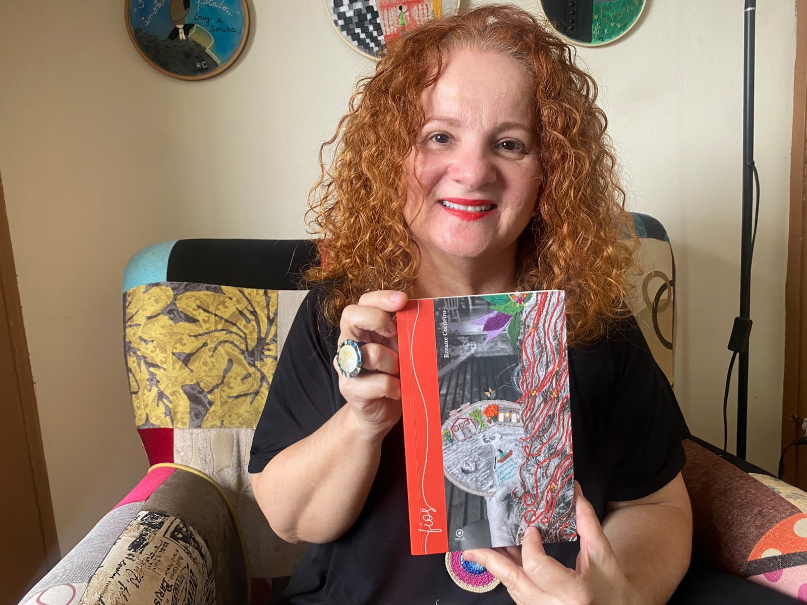 Rosane Cordeiro lança “Fios”, livro de poesias sobre corpo feminino e memória em Florianópolis