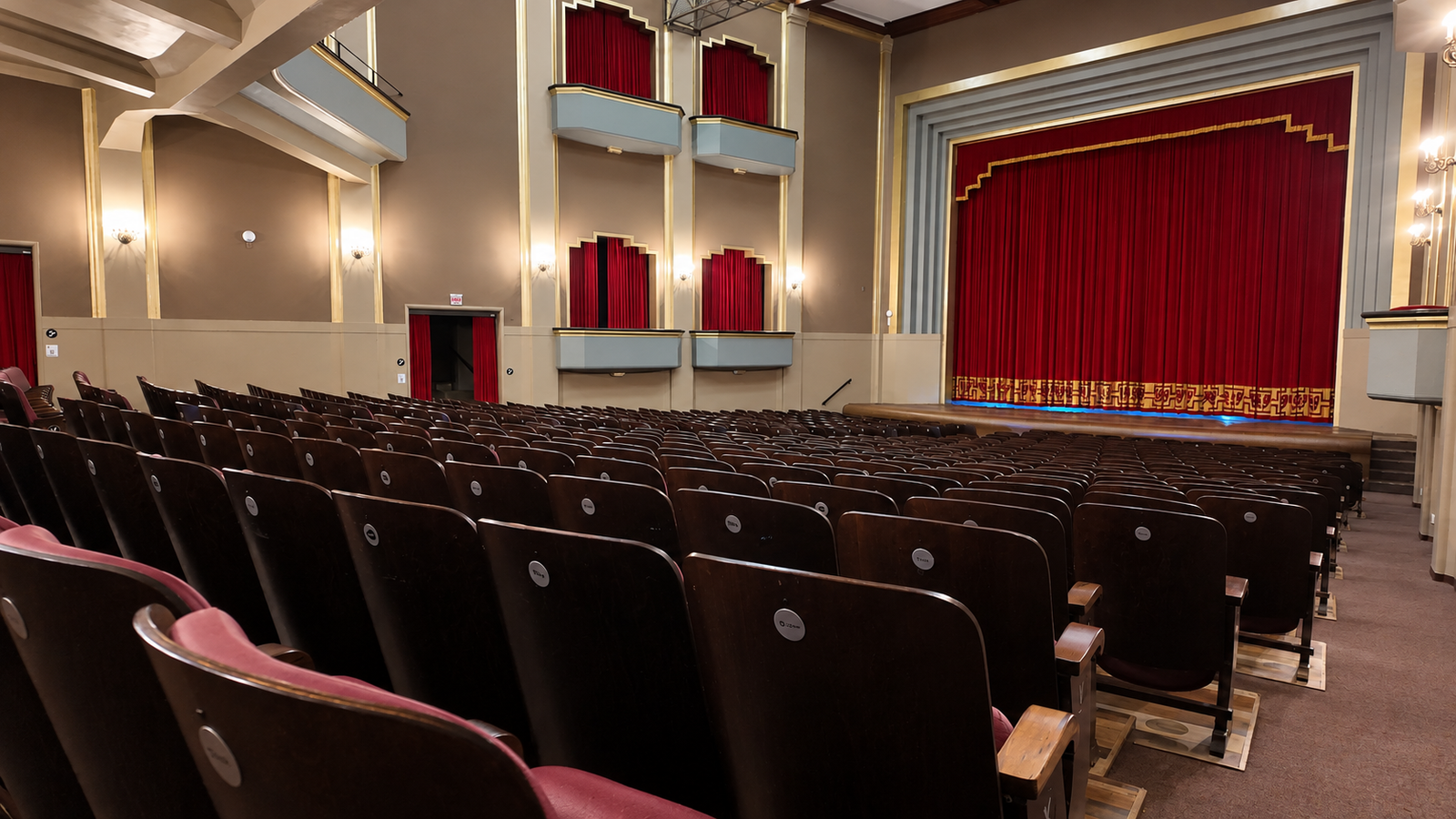 Teatro Carlos Gomes apresenta melhorias no palco do auditório Heinz Geyer em visita guiada especial