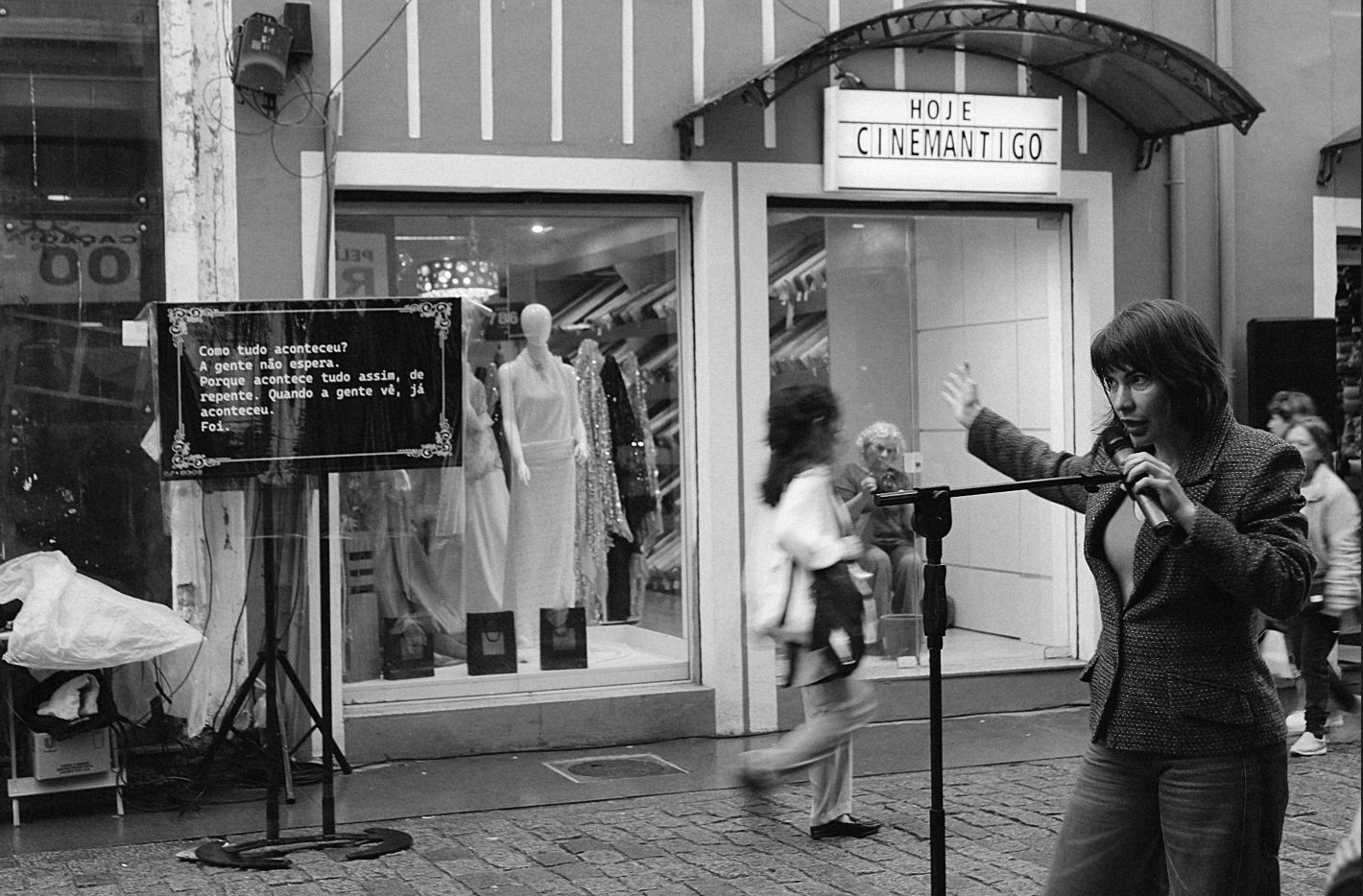 Espetáculo gratuito transforma vitrine em palco e provoca reflexão sobre envelhecimento em Florianópolis